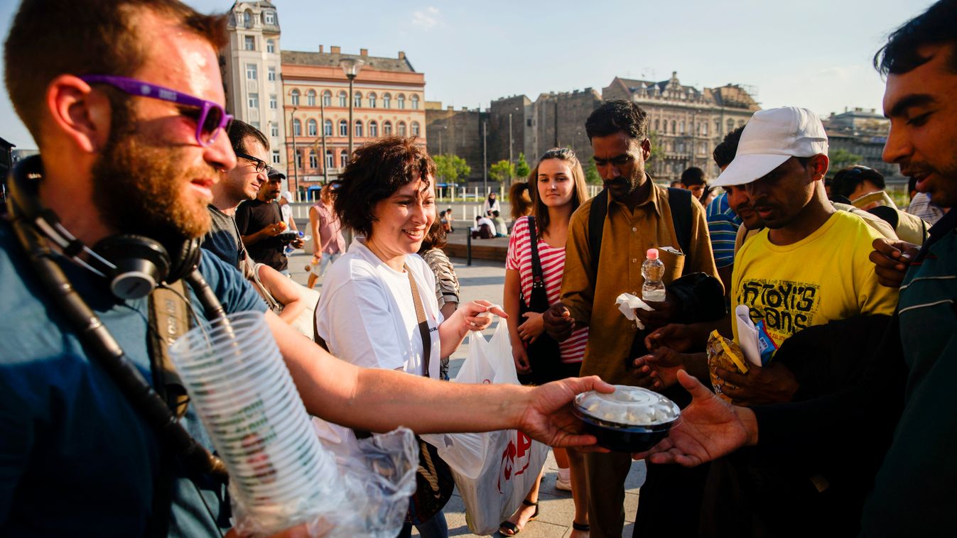 Budapest, 2015. július 2.
A Facebookon szerveződött civil csoport tagjai élelmiszert adnak migránsoknak a budapesti Keleti pályaudvar előtt 2015. július 2-án.
MTI Fotó: Balogh Zoltán 