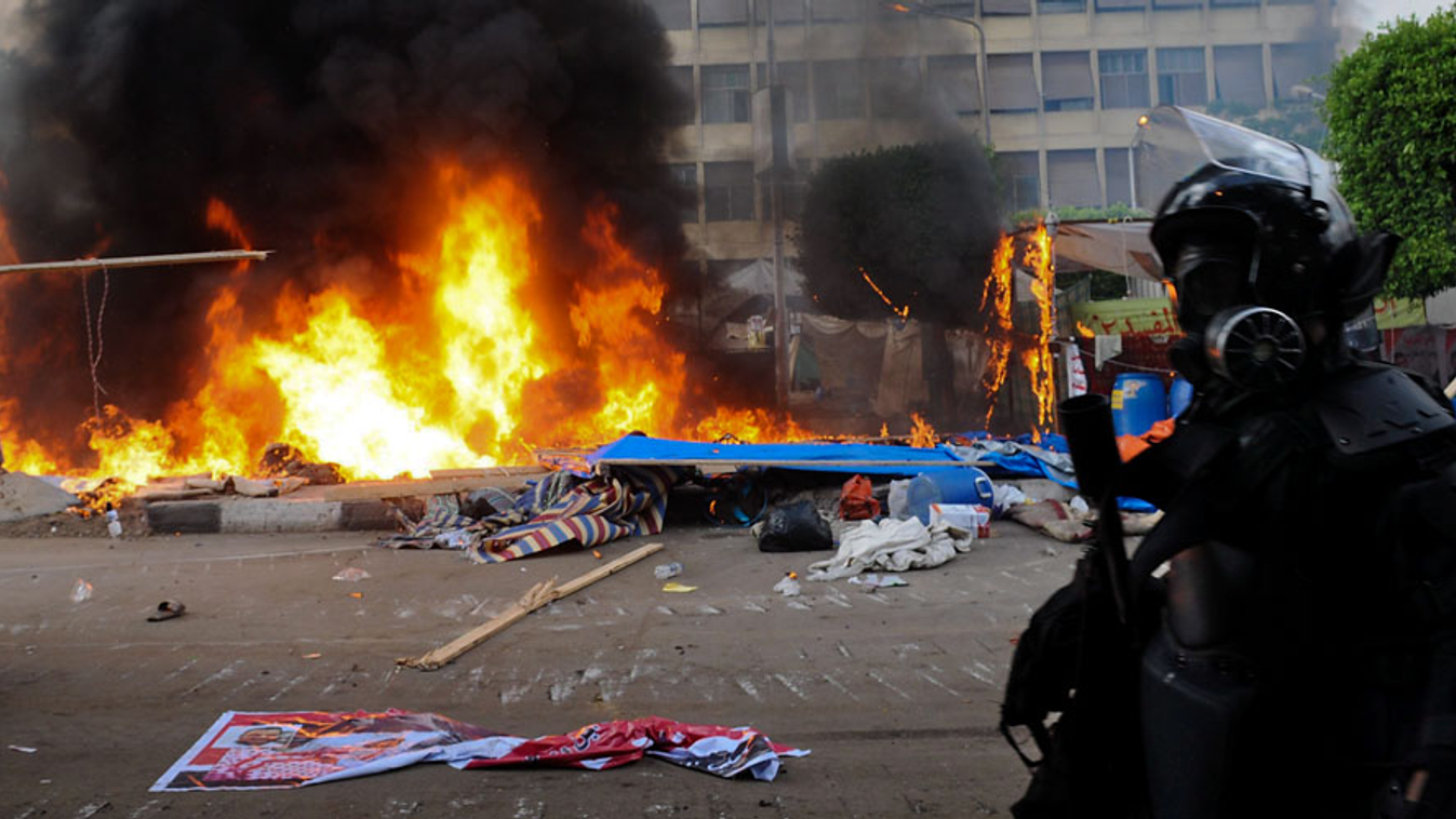 Sátrak égnek a kairói Nahda téren 2013. augusztus 14-én, miután a rendőrség megkezdte a Mohamed Murszi megbuktatott egyiptomi iszlamista elnököt támogató tüntetők két kairói sátortáborának felszámolását.