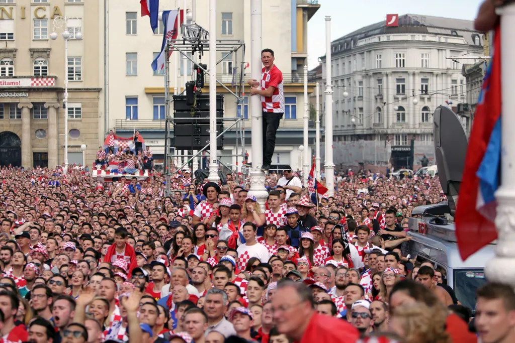 VB döntő szurkolók Zágráőbban, a Jelasic téren 