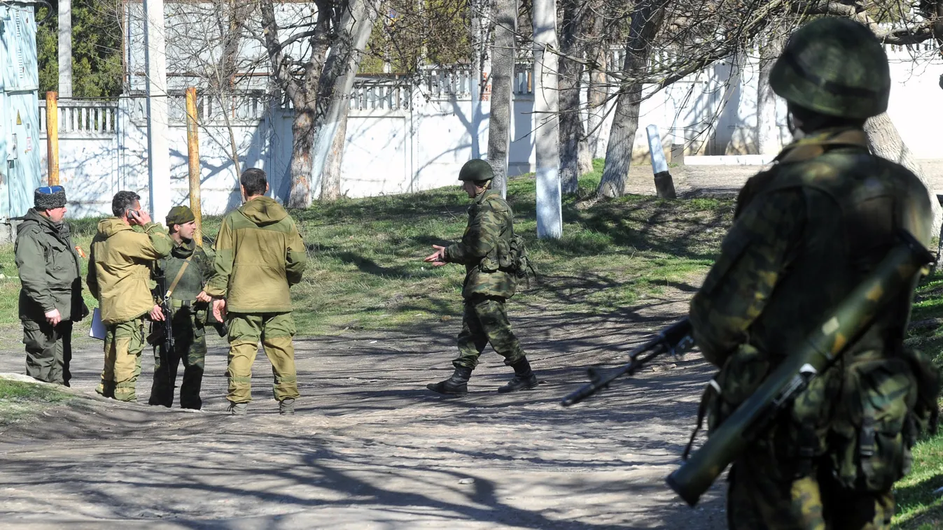 fegyveresek zárnak körül egy ukrán laktanyát Bakhchisaray városában, ukrajna krím-félsziget, 