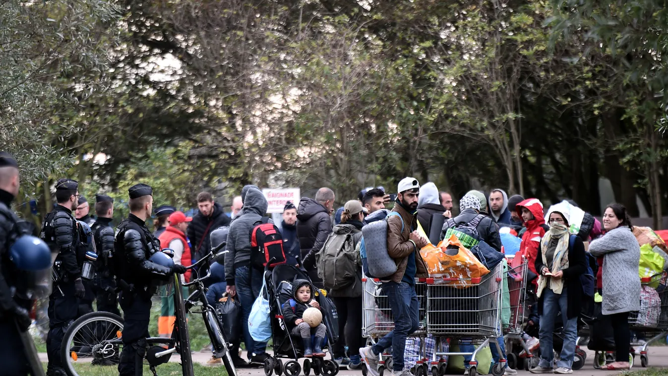 Újabb migránstábor kiürítését kezdték meg a francia hatóságok az ország északi részében fekvő Grande-Synthe-ben, a táborban mintegy 1800-an laknak 