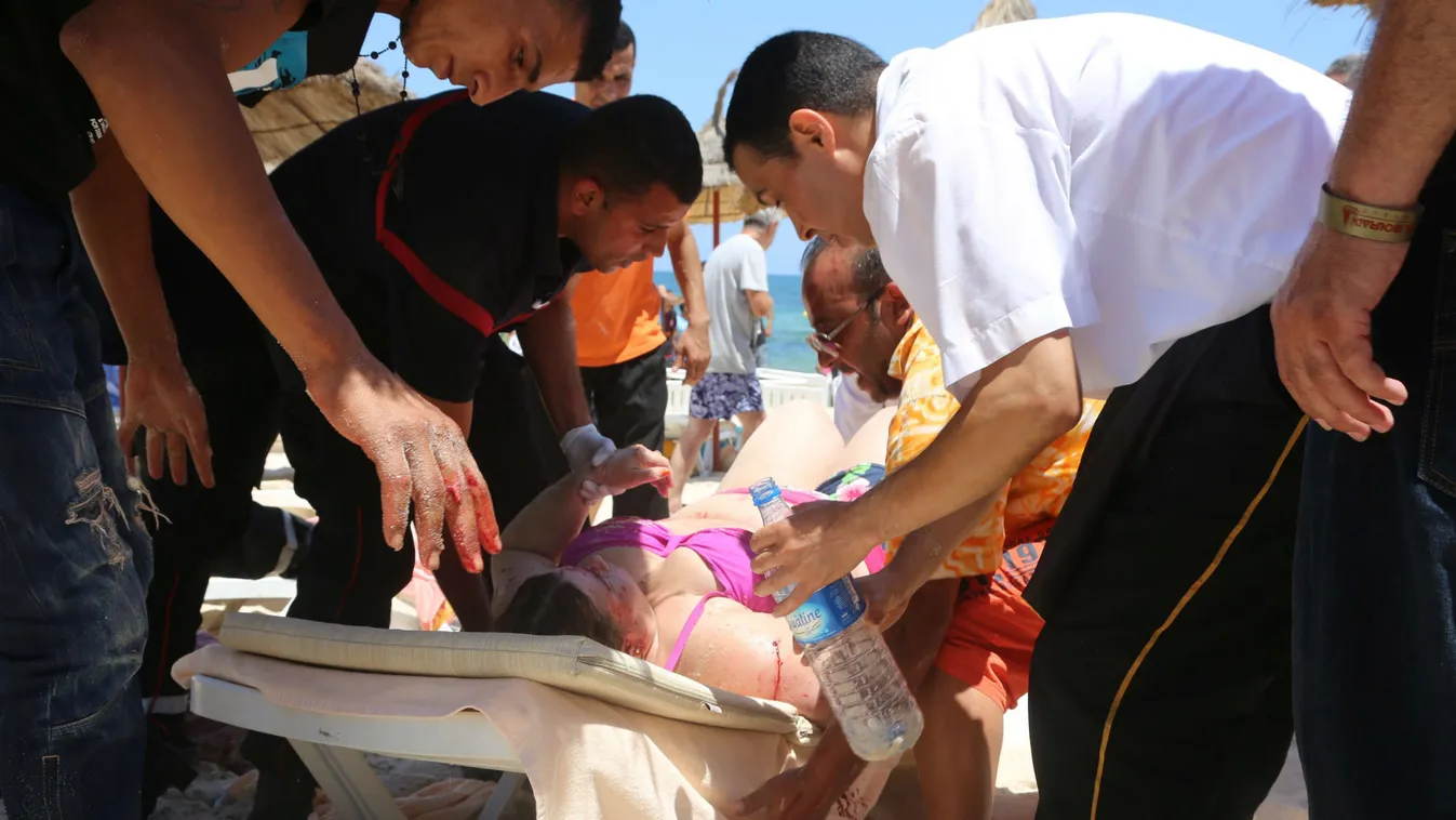 Szúsza, 2015. június 26. Sebesültet ápolnak a szúszai tengerparton 2015. június 26-án, miután ismeretlen fegyveresek strandolókra és egy szálloda lakóira támadtak a tunéziai üdülőhelyen. A támadók legalább harminchét embert megöltek. (MTI/AP/Jawhara FM) 