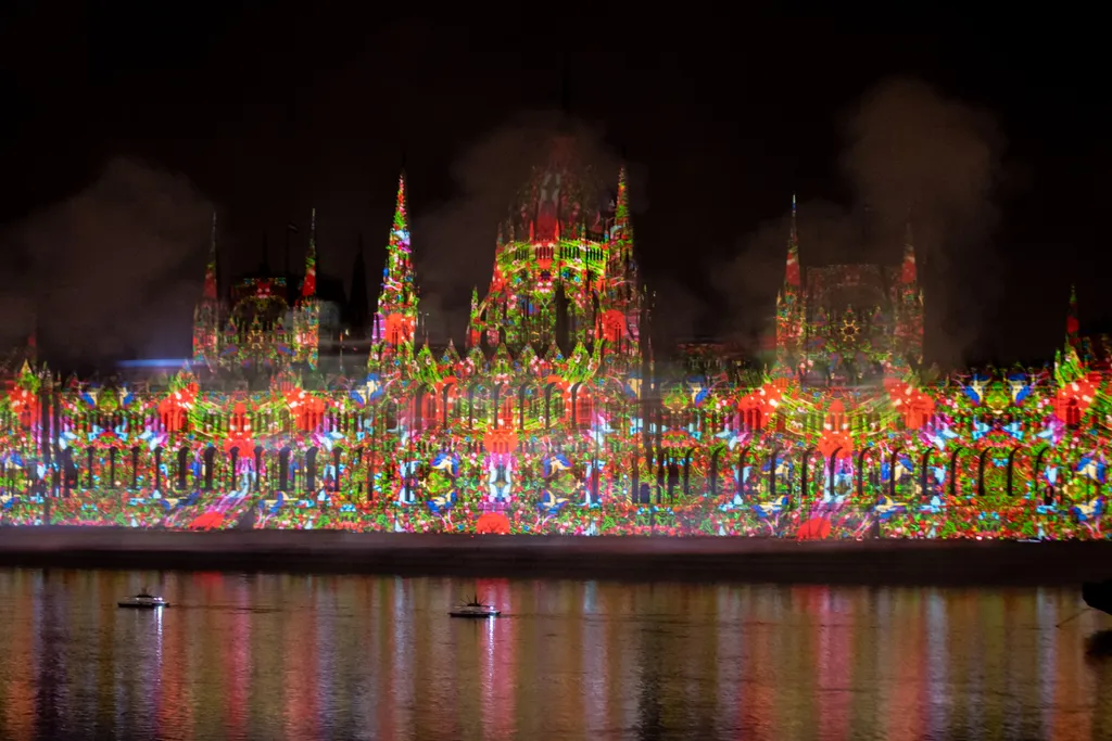 Tűzijáték, Budapest, 2022.08.27., tömeg, „Tűz és fények játéka" című műsor, fényfestés, drónshow, 4 rész 