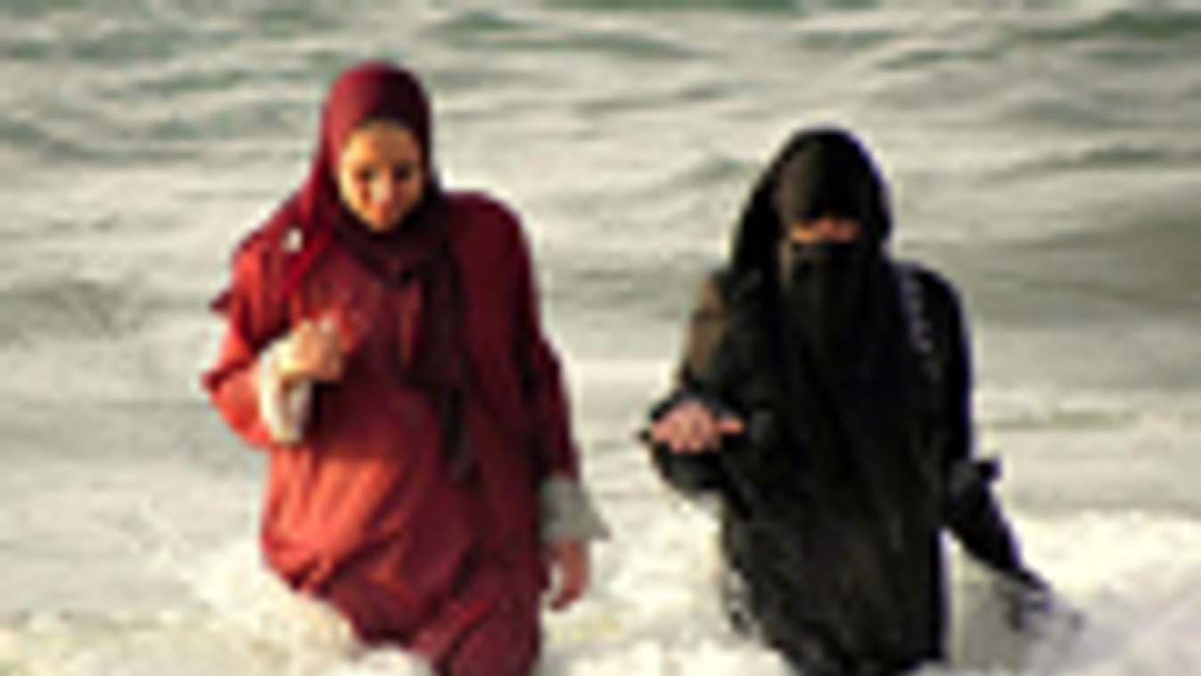 Egyiptom, Kairó, Egyiptomi nők fürdőznek a Földközi-tengerben 