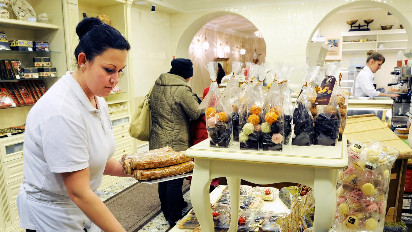 beigli cukrászda édesség eladónő ÉLELMISZER ÉPÜLET épület belső Foglalkozás FOTÓ FOTÓTÉMA marcipán sütemény SZEMÉLY TÁRGY vásárló vevő Szamos cukrászda 