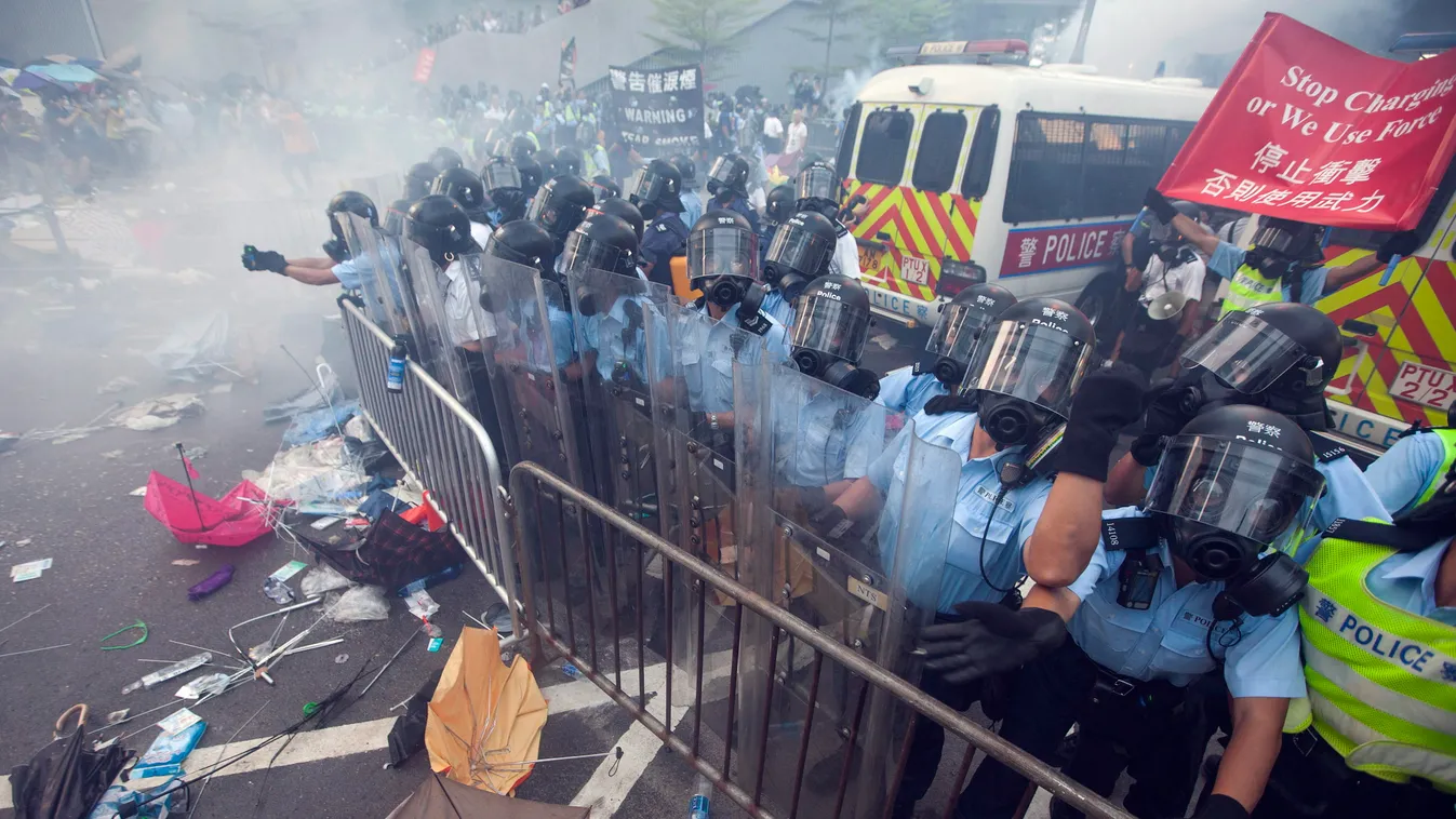 Hongkong, 2014. szeptember 28.
Rohamrendőrök könnygázt vetnek be a demokrácia kiszélesítését követelő diákok ellen Hongkongban 2014. szeptember 28-án. Hongkongban több ezer diák követeli, hogy a 2017. évi kormányzóválasztáson szabadon állíthassanak jelölt