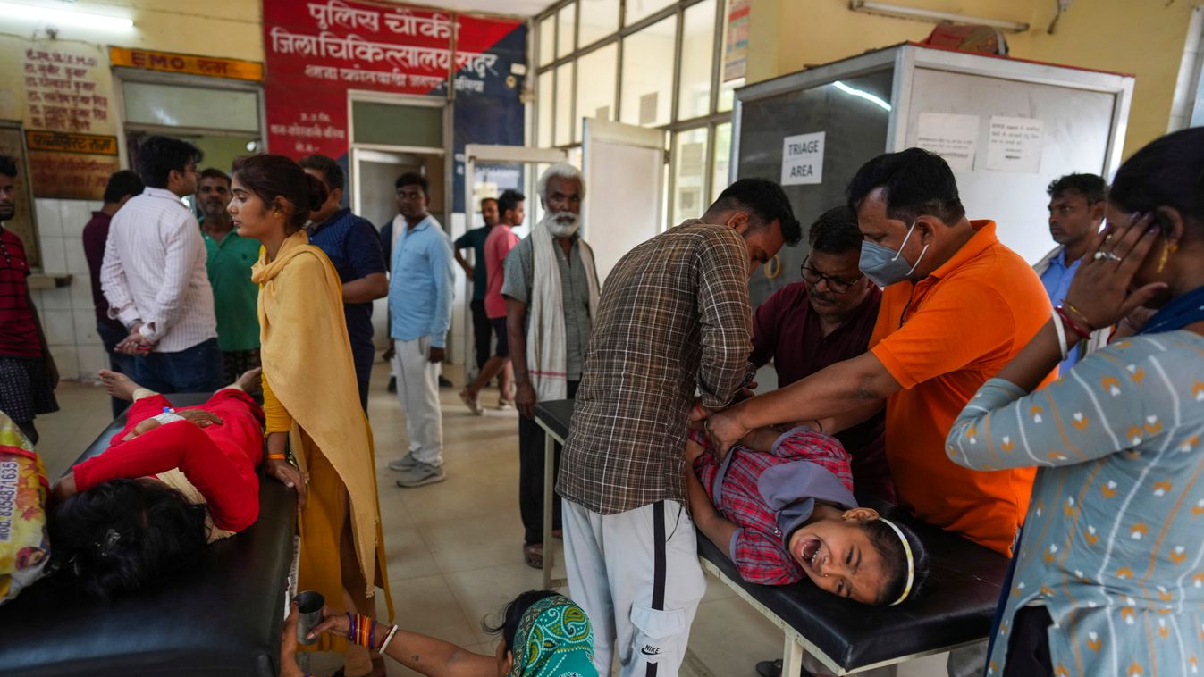 Ballia, 2023. június 20.
Hőségtől szenvedő betegeket ápolnak az észak-indiai Uttar Prades államban fekvő Ballia körzeti kórházában 2023. június 20-án. A hőség miatt az utóbbi napokban sokan meghaltak India két legnépesebb államában, a kórházak pedig túlzs