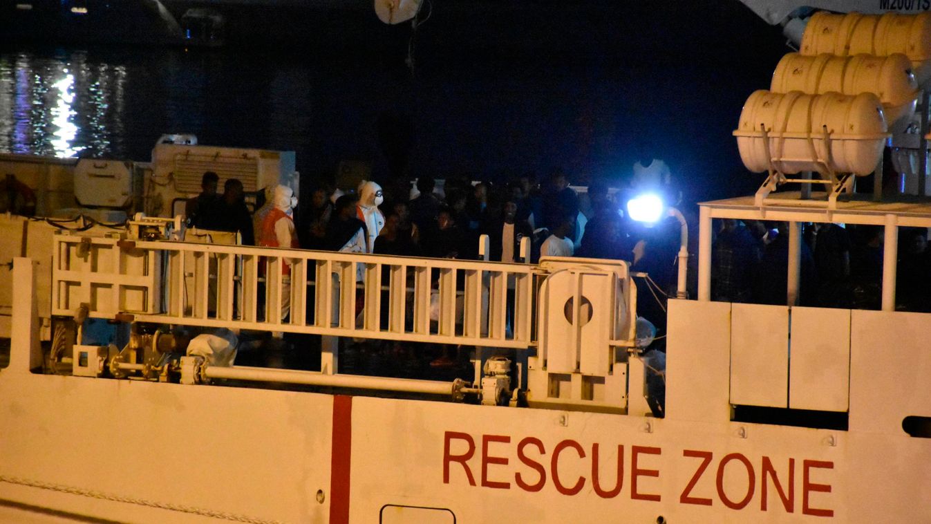 Az olasz parti őrség Diciotti nevű hajója százhetvenhét migránssal a fedélzetén 