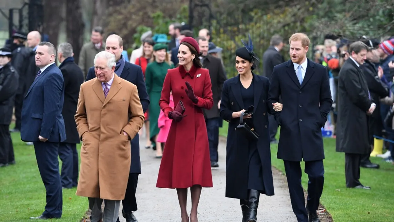 Ezen a 2018-as fotón még Meghan Markle és Harry herceg is részt vett a királyi család hagyományos karácsonyi istentiszteletén Sandringhamben 