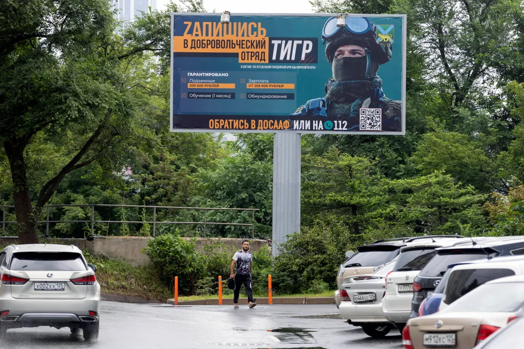 háború, ukrán válság 2022, ukrajna, orosz-ukrán, orosz, konfliktus,  
A Tigris önkéntes egységnek toboroz katonákat egy plakát egy vlagyivisztoki utcán az Ukrajna elleni orosz háború idején, 2022. augusztus 11-én.
MTI/AP 
