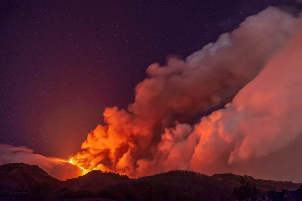 Zafferana Etnea, 2021. március 10.
Az Etna tűzhányó kitörése a szicíliai Zafferana Etnea közelében 2021. március 10-én. Európa legnagyobb és legaktívabb vulkánja február 16-án tört ki újra.
MTI/AP/Salvatore Allegra 