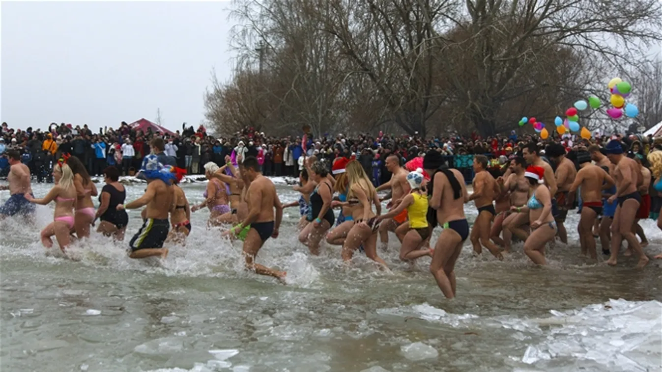 Szigliget, 2015. január 1.
Résztvevők futnak bele a 3 Celsius-fokos Balatonba a 4. Újévi csobbanás elnevezésű rendezvényen a szigligeti strandon 2015. január 1-jén.
MTI Fotó: Varga György 