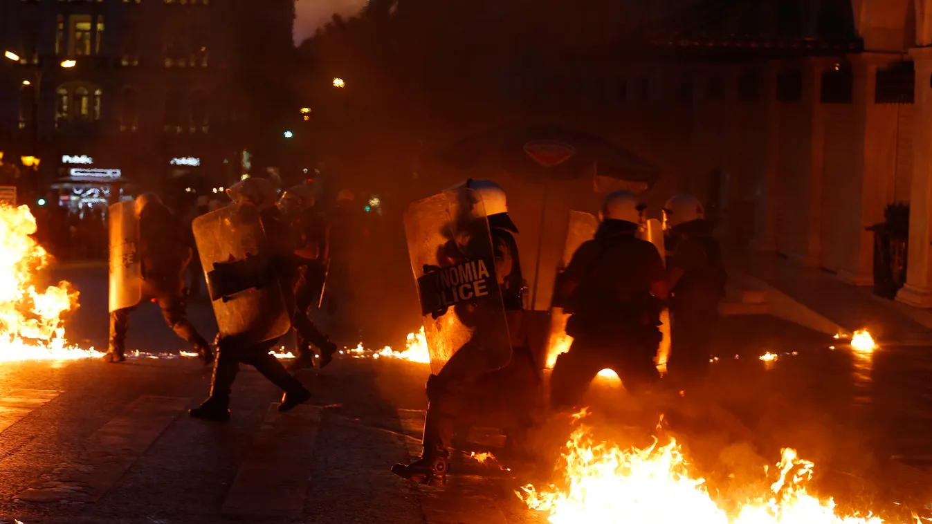 Athén, 2015. július 15.
Rohamrendőrök és a megszorítások ellen tüntetők összecsapása Athénban 2015. július 15-én. (MTI/AP/Emilio Morenatti) 