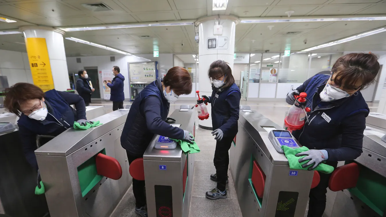 A metróállomásokat fertőtlenítik a koronavírus terjedésének megelőzése érdekében Szöulban 2020. január 28-án. A kínai Hupej tartományban kezdődő, és már a világ több országában megjelenő járvány eddig legkevesebb 106 ember halálát 