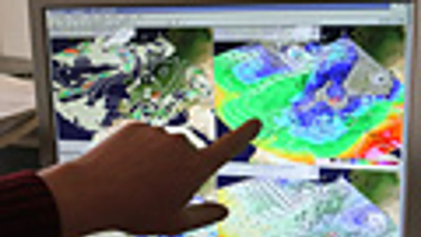 időjárás, hideg, fagy, ázsi András meteorológus figyeli Európa időjárási modelljét egy számítógép monitorján az Országos Meteorológiai Szolgálat (OMSZ) Észak-magyarországi Regionális Központjában, Miskolcon