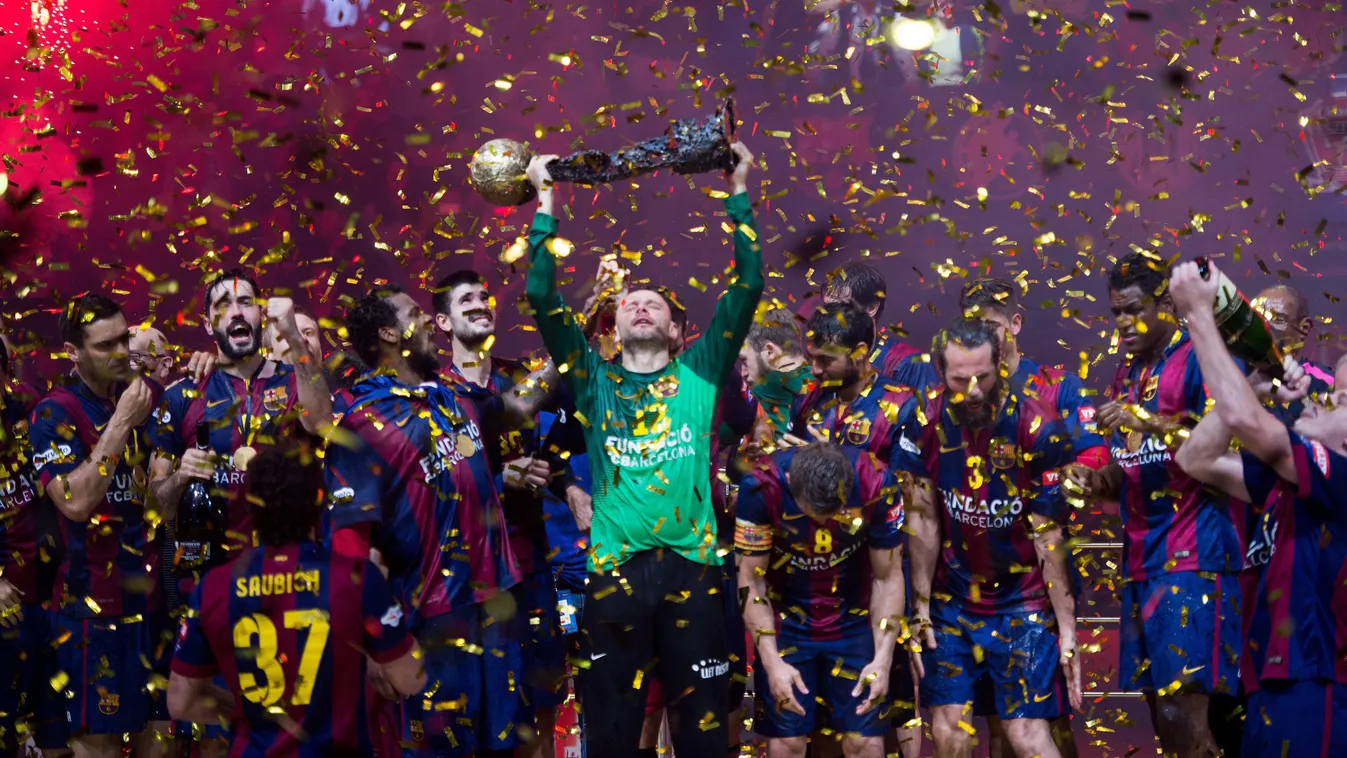 Köln, 2015. május 31.
A spanyol Barcelona játékosai ünnepelnek a bajnoki trófeával, miután 28-23-ra legyőzték az MKB-MVM Veszprémet a férfi kézilabda Bajnokok Ligája döntőjében a kölni Lanxess Arénában 2015. május 31-én. (MTI/EPA/Marius Becker) 