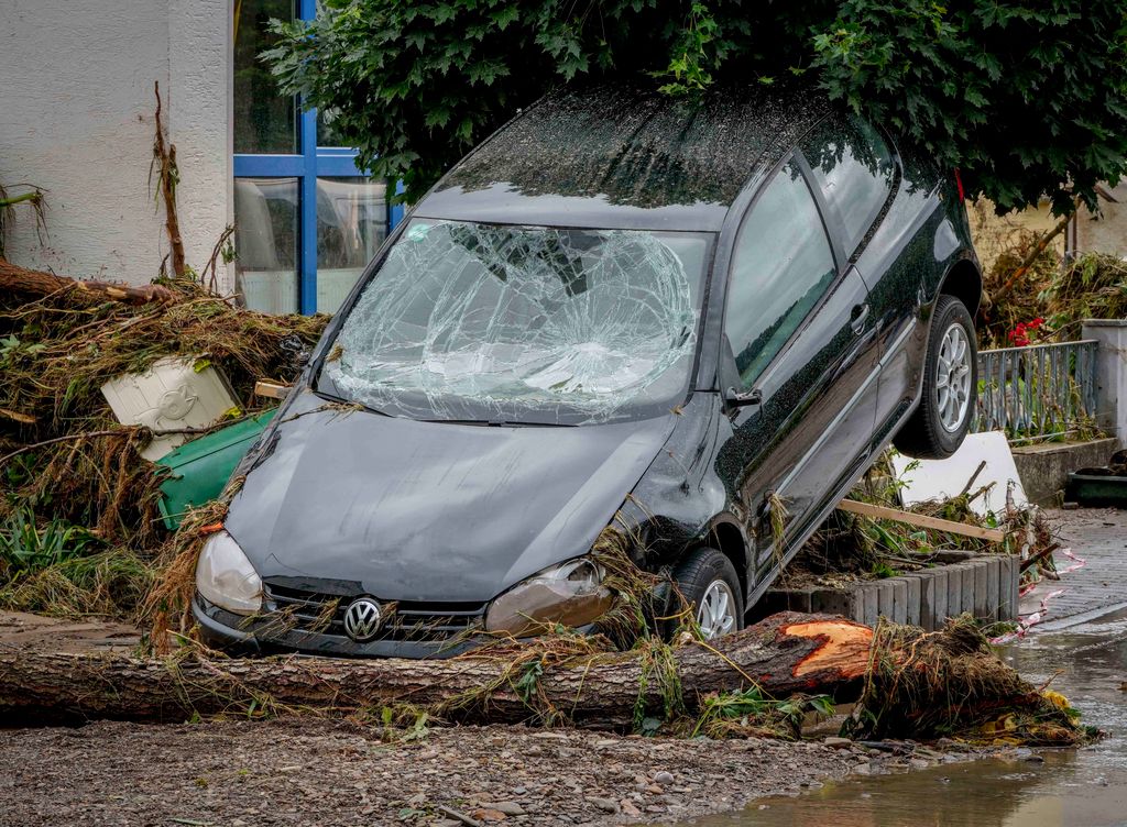42 ember életét vesztette. 2021.07.16. Oldland Insul, 2021. július 16.
Az Ahr folyó áradása következtében elsodródott autó a Rajna-vidék-Pfalz tartományban fekvő Insulban 2021. július 15-én. Az özönvízszerű esőzés miatt az ország nyugati 