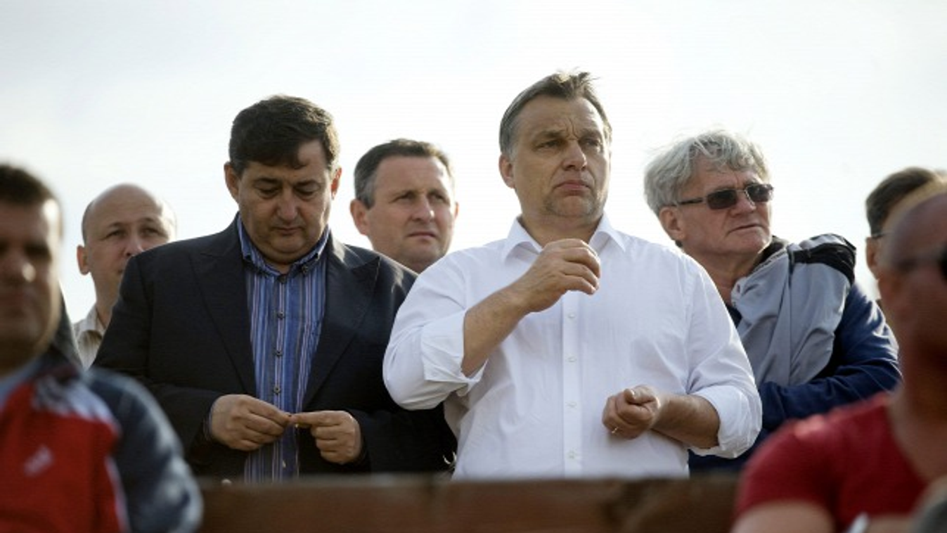 Mészáros Lőrinc Orbán Viktor miniszterelnök mellett 