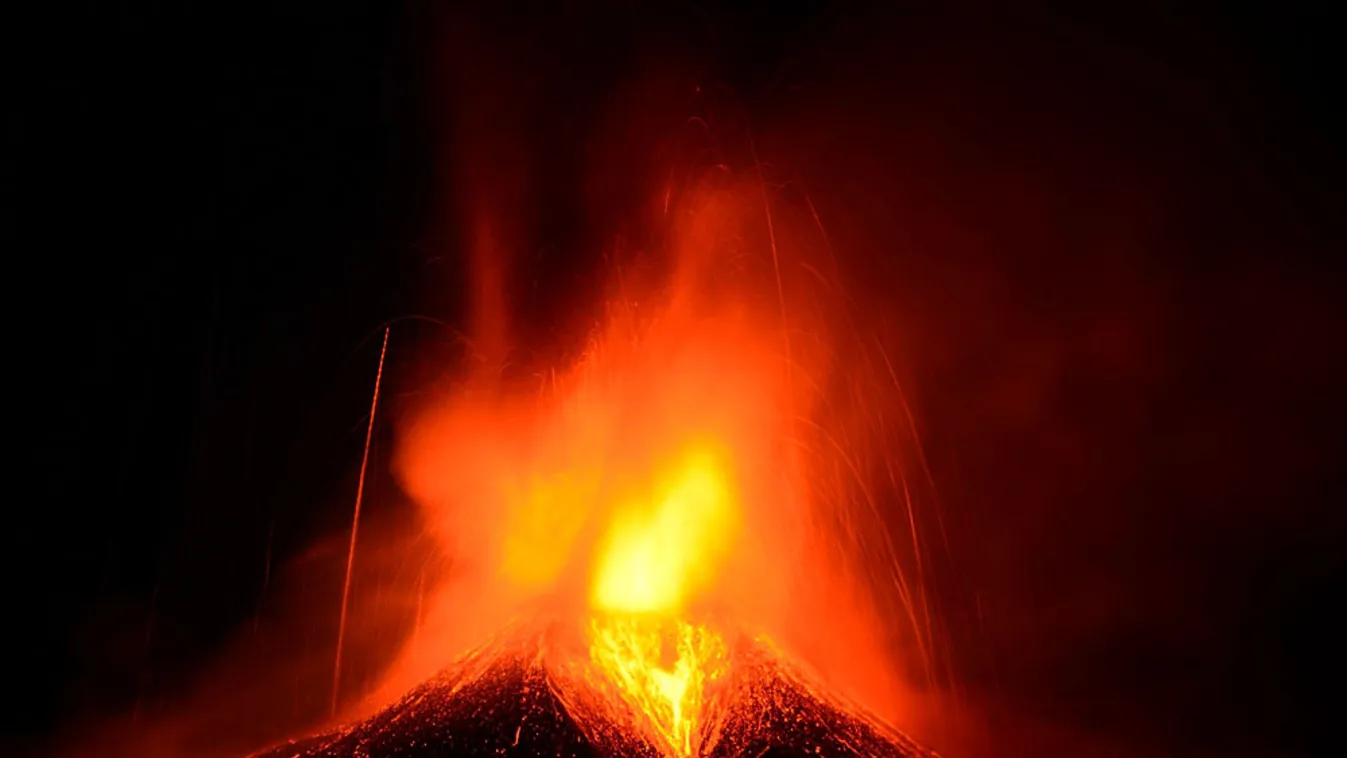Izzó lávát lövell ki magából az Etna, Európa legnagyobb és legaktívabb vulkánja a szicíliai Catania város közelében 2013. november 17-én