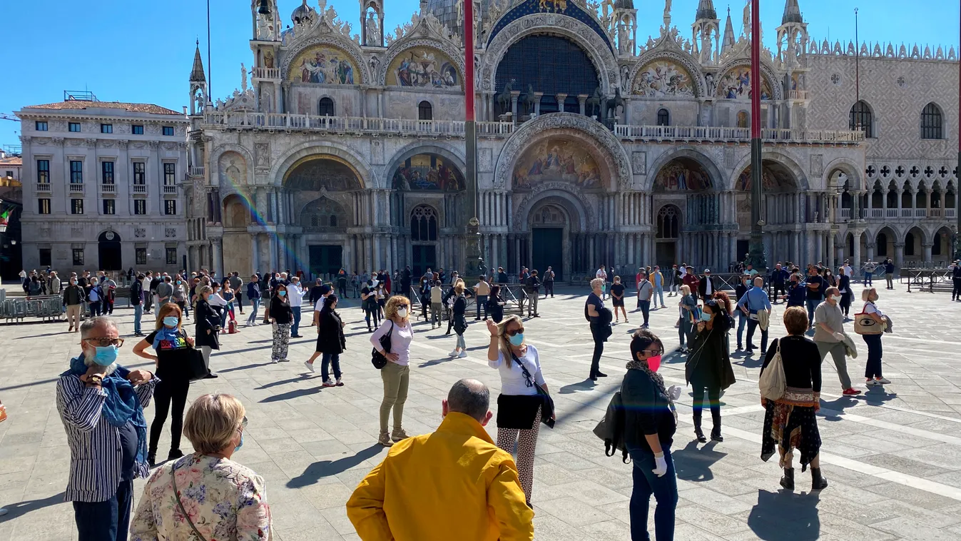 virus health economy TOPSHOTS Horizontal CORONAVIRUS COVID-19 DEMONSTRATION SHOPKEEPER PROTECTIVE MASK FLASH MOB SOCIAL DISTANCING Storekeepers asking for the reopening of shops and commercial activities gather for a flashmob protest on Piazza San Marco o