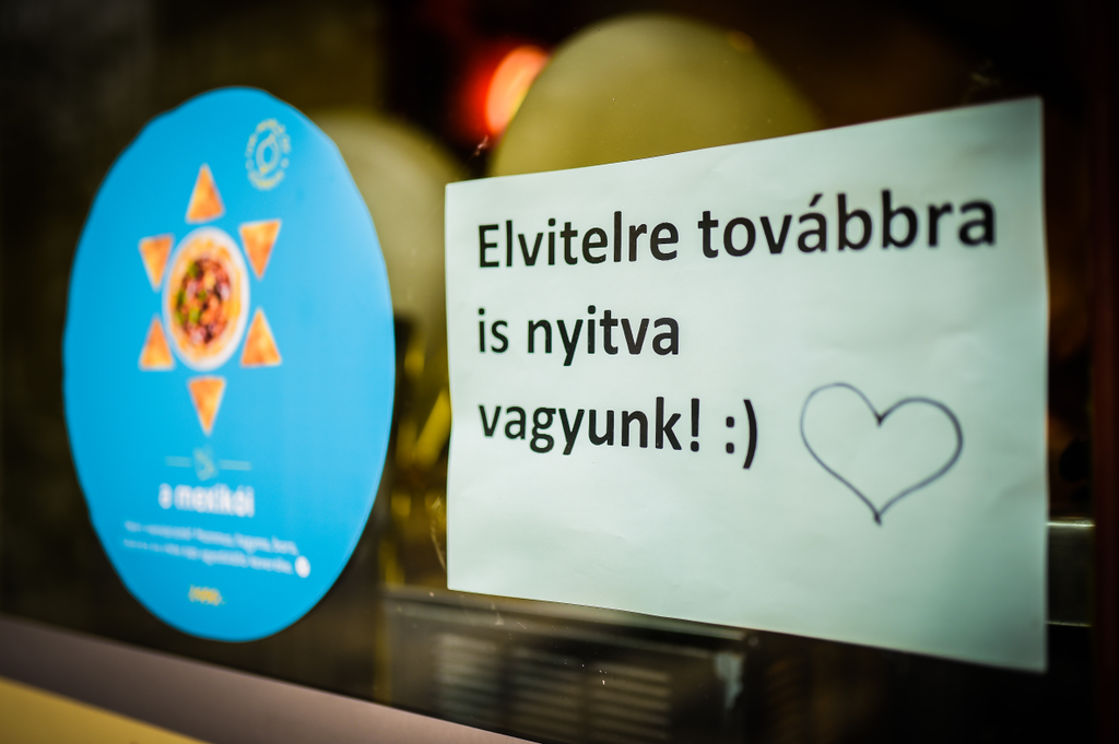 koronavírus, éttermek bezárása, elvitel, étel elvitelre, sorban állás, várakozás, kiszolgálás, korlátozás, Budapest 