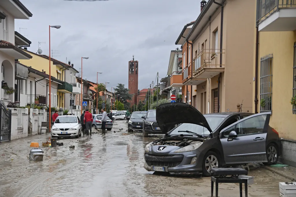 Bologna, Castel Bolognes, 2023. május 17, Emilia-Romagna tartomány, Olaszország, esőzések, árvíz, 