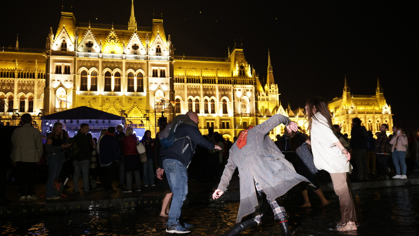 Hídfoglalás tüntetés, Kossuth tér, 2022.10.05. Budapest, tüntetés, tanárok, diákok, pedagógus tüntetés, diák, tanár, oktatás 