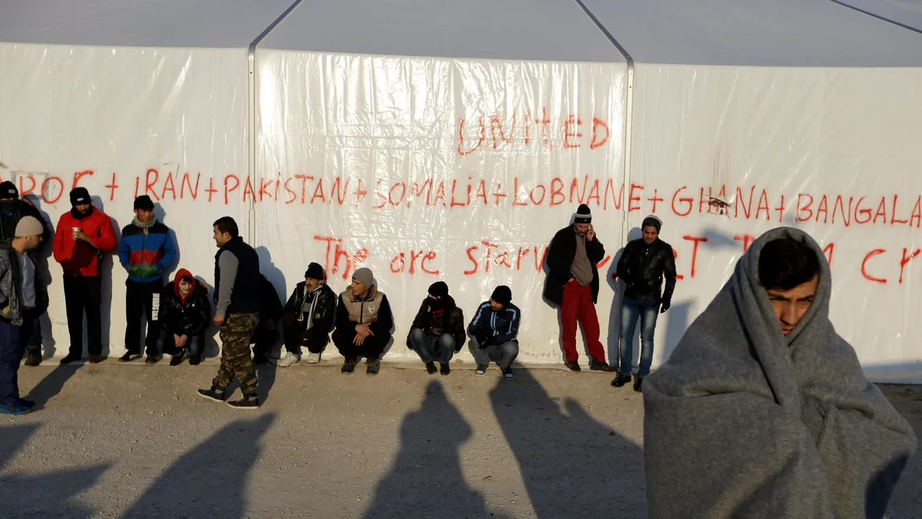 felirat férfi FOTÓ ÁLTALÁNOS HÉTKÖZNAPI illegális bevándorló migráns SZEMÉLY takaró várakozik 