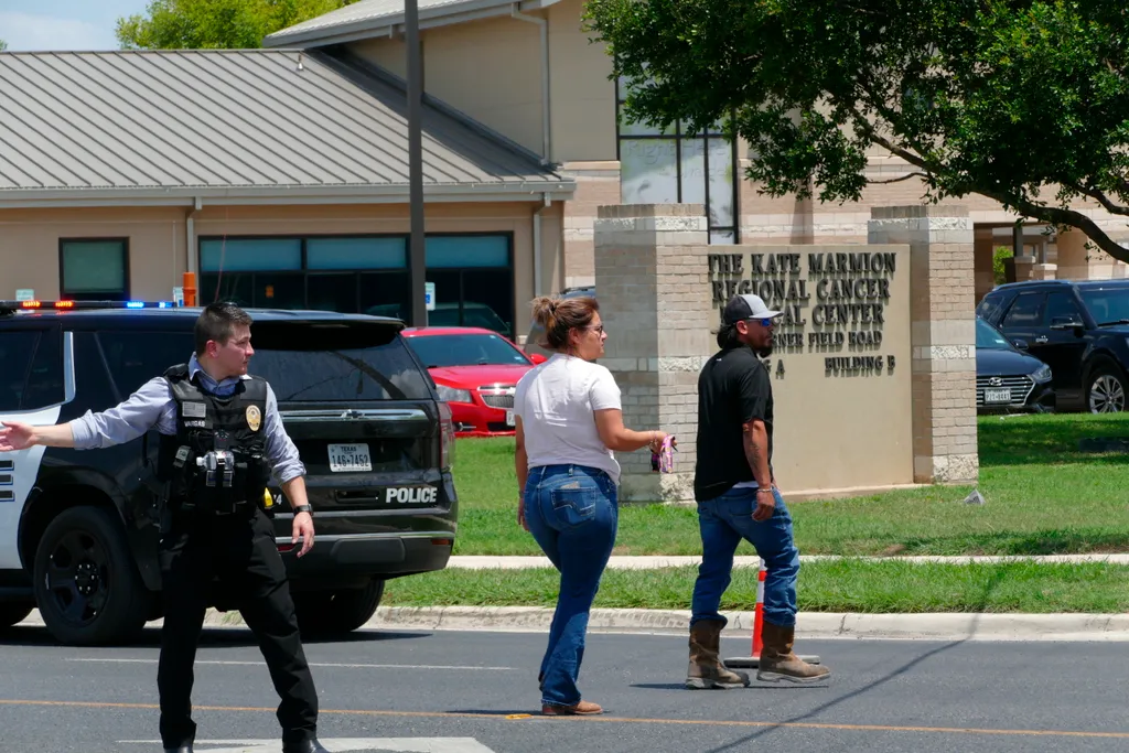 Iskolai lövöldözés Texas, Uvalde, 
A biztonsági erők tagjai a texasi Uvalde város Robb Általános Iskolájánál, amelyben egy tizenéves tüzet nyitott  A 18 éves Salvador Ramosként azonosított támadó legkevesebb tizennégy diákot és egy tanárt lőtt agyo 