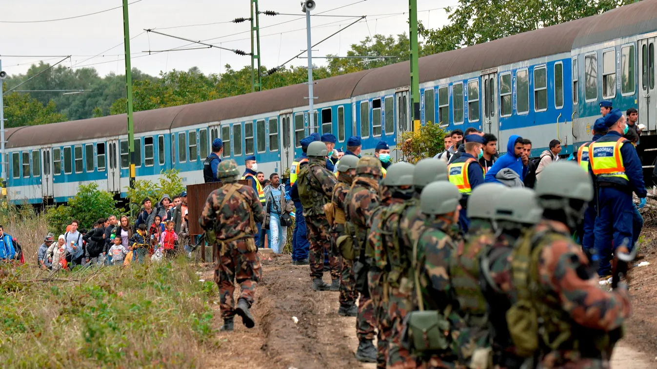 Migránsok, rendőrök és katonák a magyar-horvát határon, a zákányi vasútállomáson 