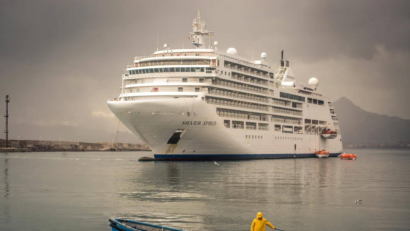 A Silver Spirit óceánjáró félbevágása és megtoldása cruiser 