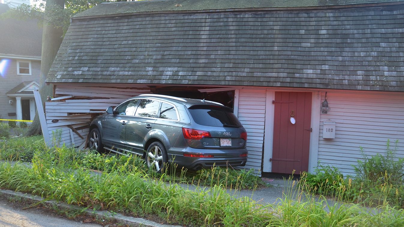 Háznak csapódott egy autó Massachusetts-ben. 