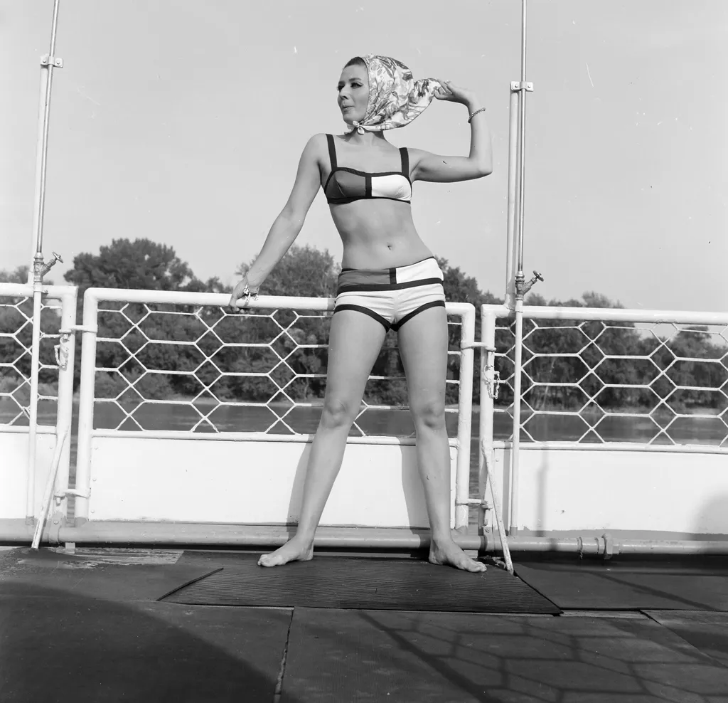 Budapest
a felvétel az ekkor Panoráma strandhajóként működő Petőfi oldalkerekes gőzhajó fedélzetén készült.
fürdőruha bikini
1967 