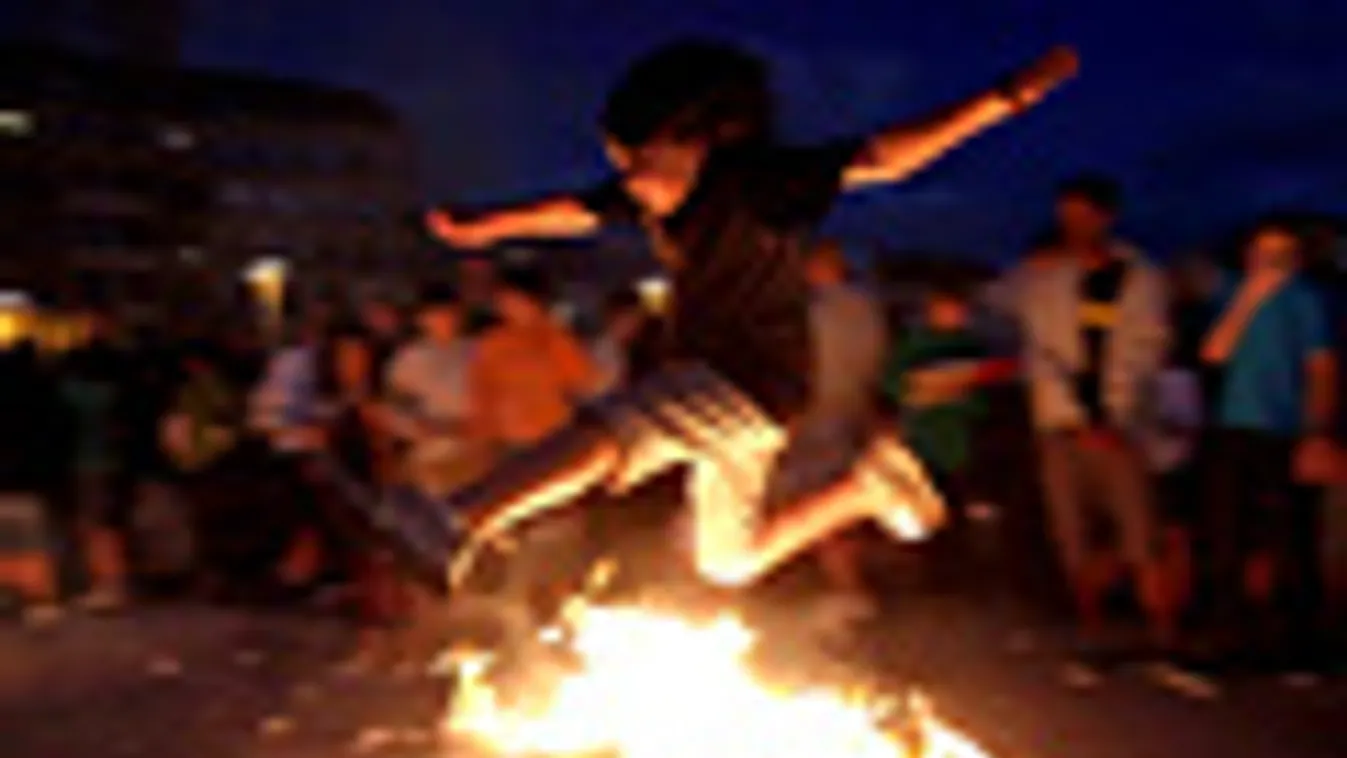 nyári napforduló, szentiván-éj, tűzugrás, Égő máglyán ugrik át egy férfi az év legrövidebb éjszakáján, Szent Iván éjjelén  2011. június 23-án az észak-spanyolországi San Sebastianban