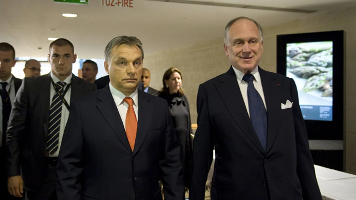Zsidó Világkongresszus Budapesten, Orbán Viktor miniszterelnök (középen) érkezik Ronald S. Lauder elnök