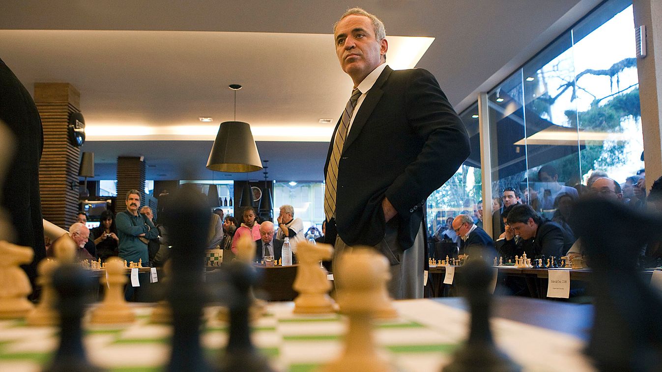 Garri Kaszparov, orosz sakknagymester, sakkozó, világbajnok egy brazil szimultánpartin 