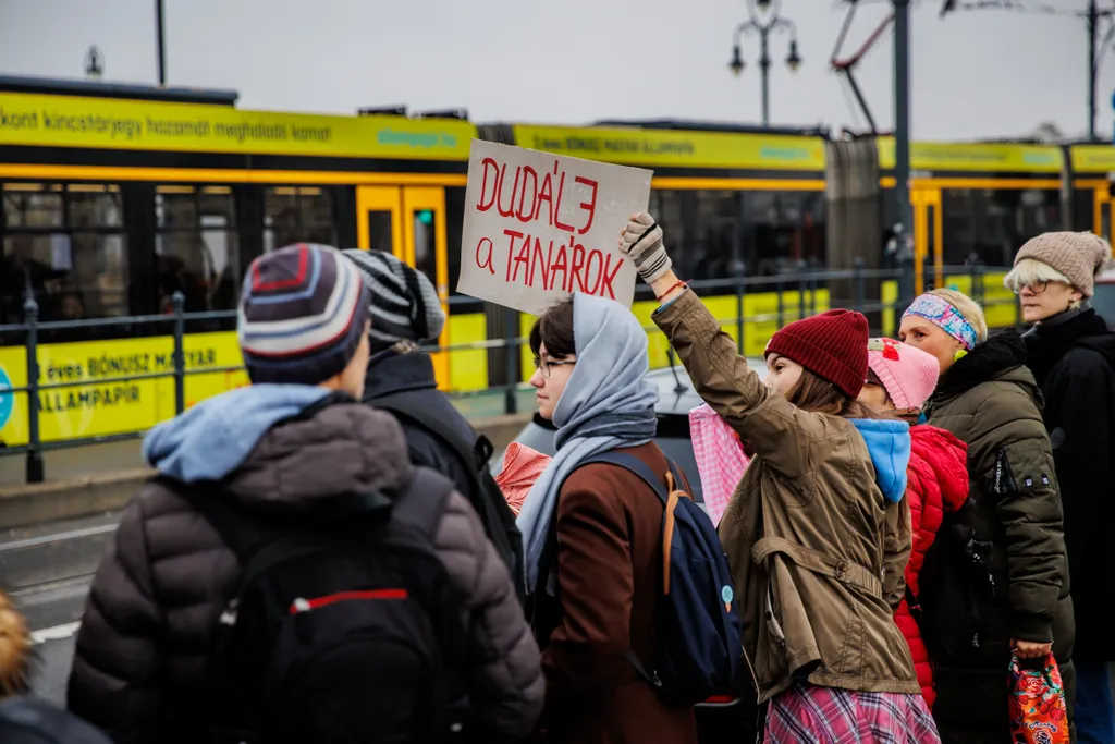 Országos Élőlánc, pedagógus, sztrájk, sztrájk a pedagógusokért, tüntetés, Egységes Diákfront, Pala Mozgalom, Margit híd, 2022.11.18. 