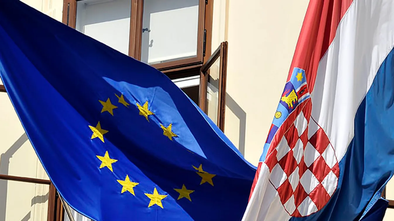 Horvátország, Dubrovnik, a Peljesac híd, horvát és uniós zászló Zágrábban