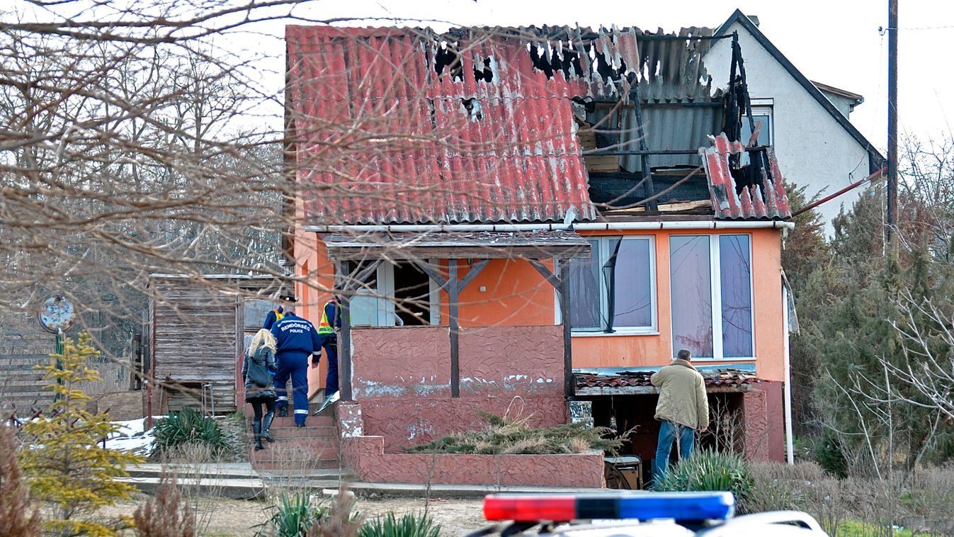 Fót, 2015. február 6.
Rendőrök egy tűzben megrongálódott családi háznál Fóton 2015. február 6-án. Az épület tetőtere előzőleg kigyulladt, ahol oltás közben több tő marihuánát találtak.
MTI Fotó: Mihádák Zoltán 