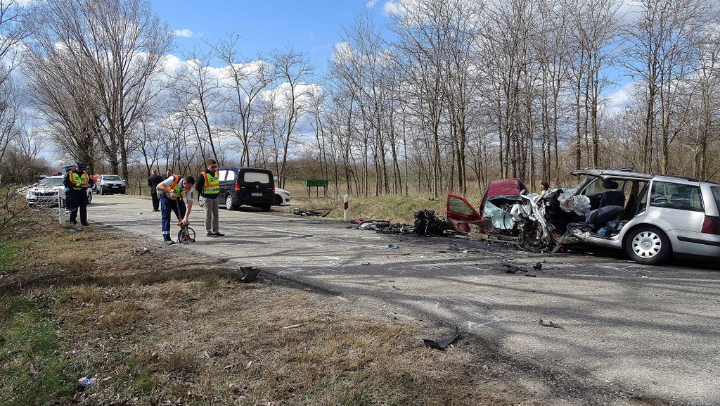 Ütközésben összetört személygépkocsik az 5402-es főút Kiskunmajsa és Kiskunhalas közötti szakaszán 2019. március 15-én. A balesetben hárman meghaltak, ketten súlyosan megsérültek. 