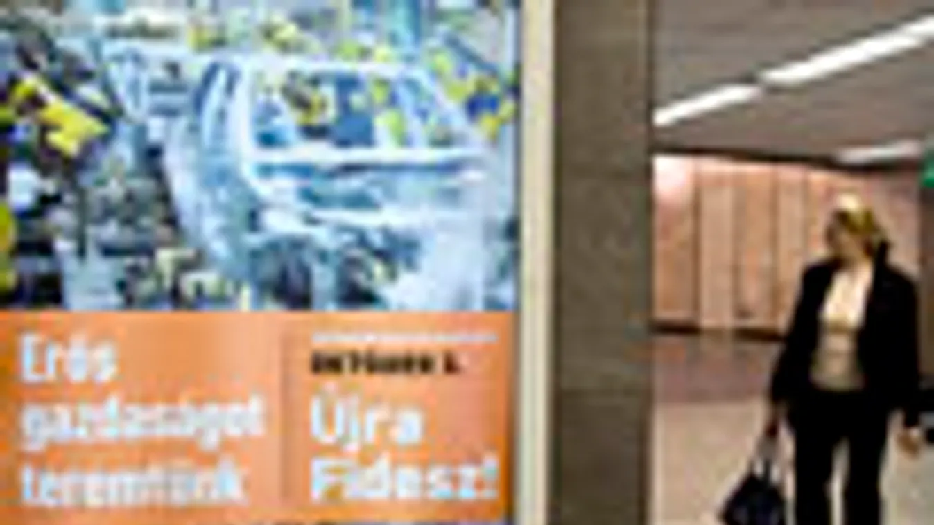 Fidesz választási plakát a metró aluljáróban, külföldre távozó fideszesek
