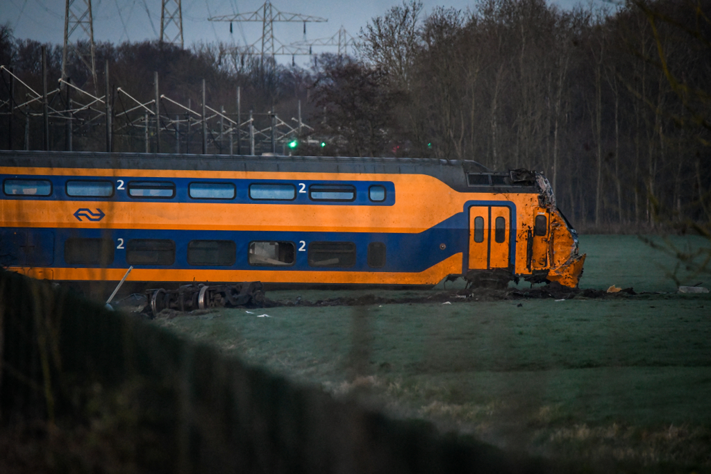 vonat, szerencsétlenség, kisiklott, ütközés, baleset, vonatok, szerelvény, hollandia, holland 