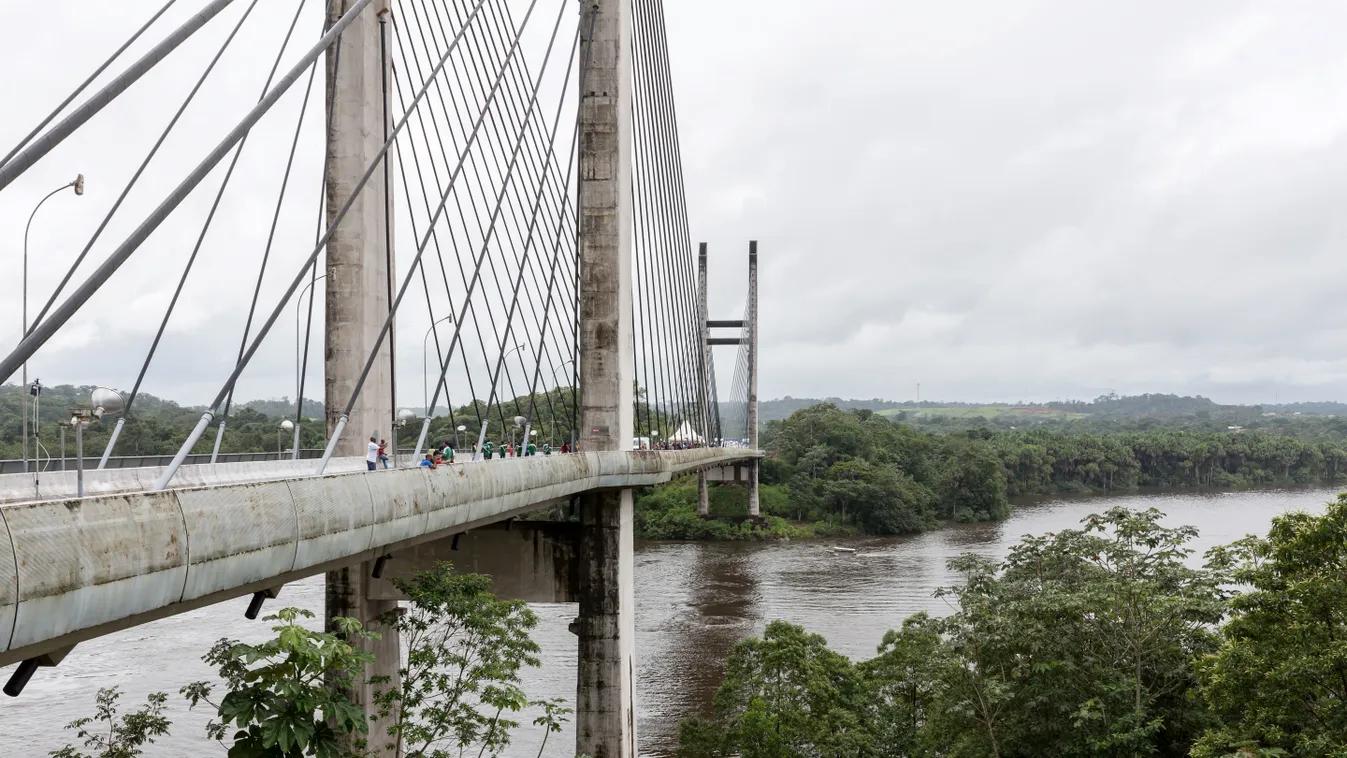 brazíliai Oiapoque  Oiapoque-folyó Franiaország dél-amerikai megyéjét, Francia Guayánát és Brazília északi államát elválasztó folyón ível át az acélhíd 