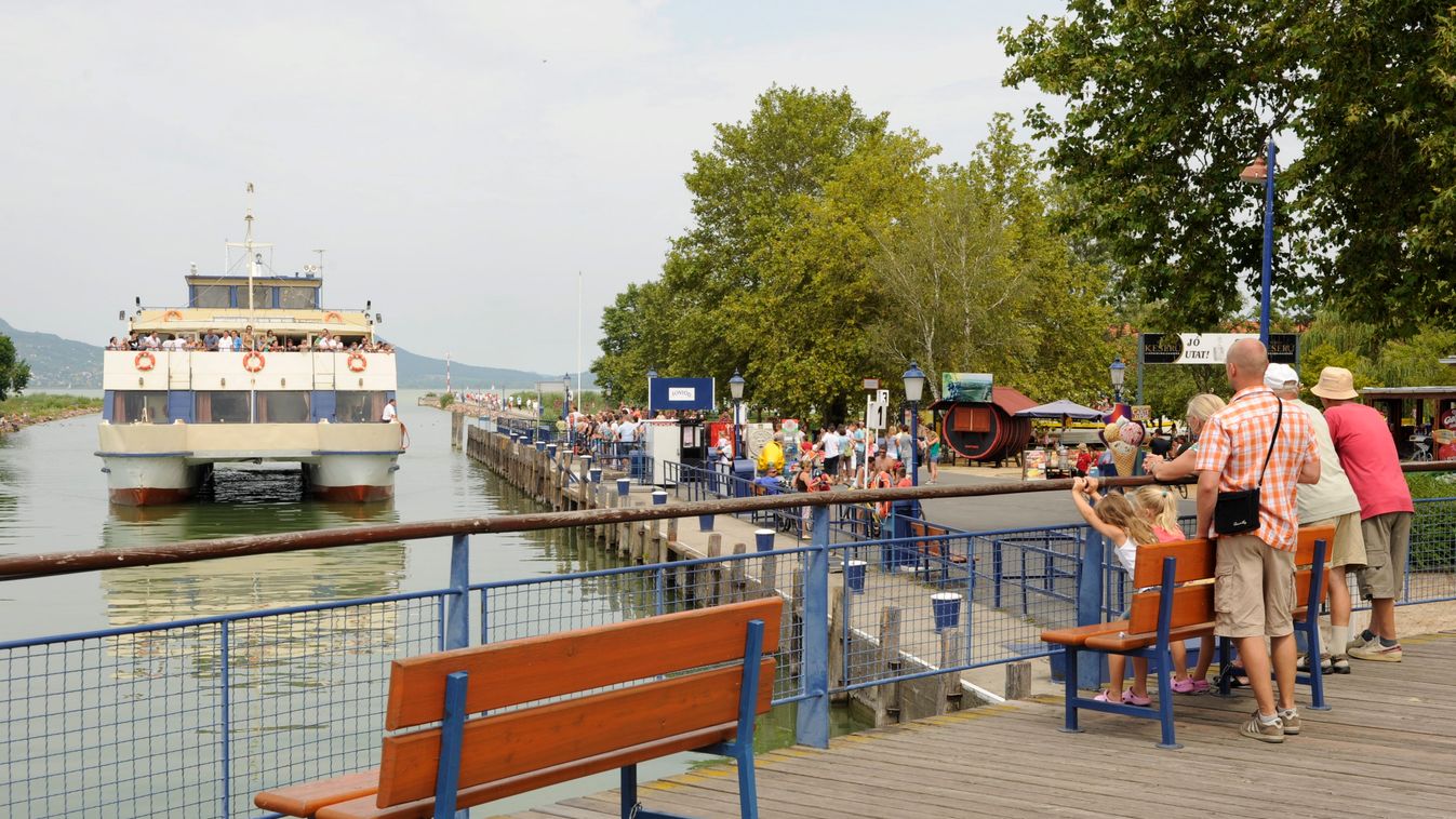 Balaton FOTÓ FOTÓTÉMA hajó KÖZLEKEDÉSI ESZKÖZ móló sétahajó SZEMÉLY TÁJ tó turista turistahajó városkép 