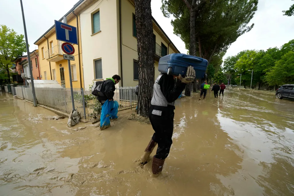 Faenza, 2023. május 18.
Sáros vízben gázolnak emberek a közép-olaszországi Faenzában 2023. május 18-án. Az elsősorban Emilia Romagna tartományt sújtó áradások nyolc ember halálát okozták, több mint tizenháromezret pedig otthona elhagyására kényszerítettek