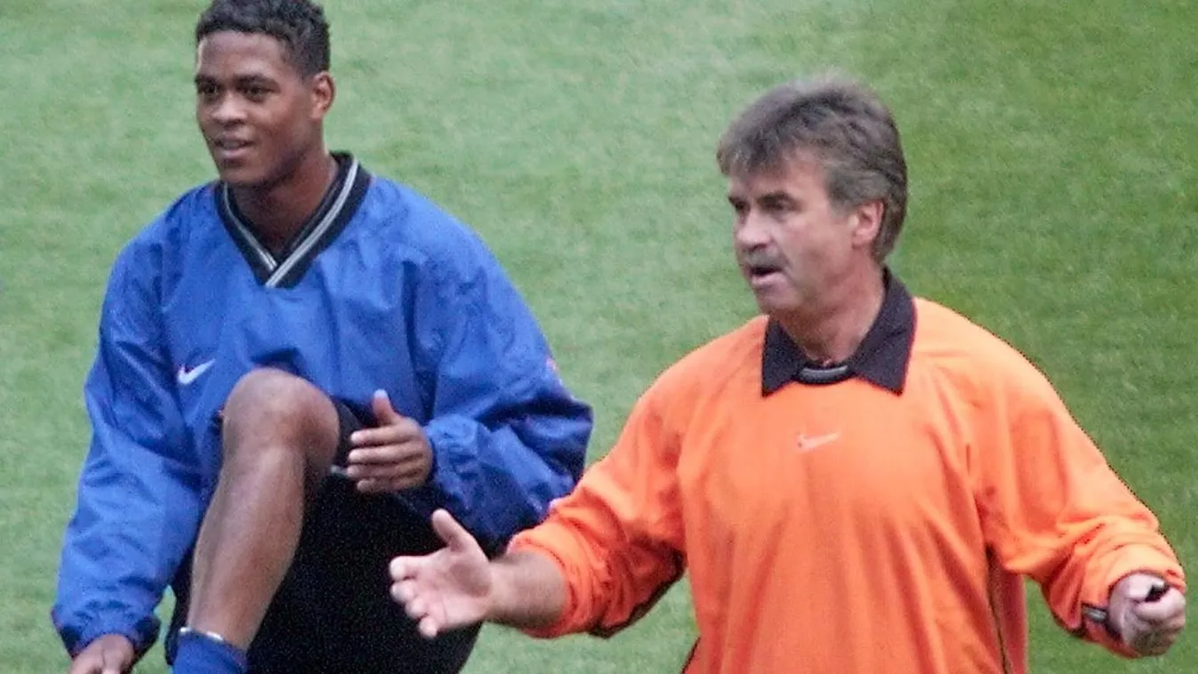 CUP-FR98-NED-KLUIVERT-HIDDINK Square SMILING WORLD CUP TRAINING FOOTBALL 