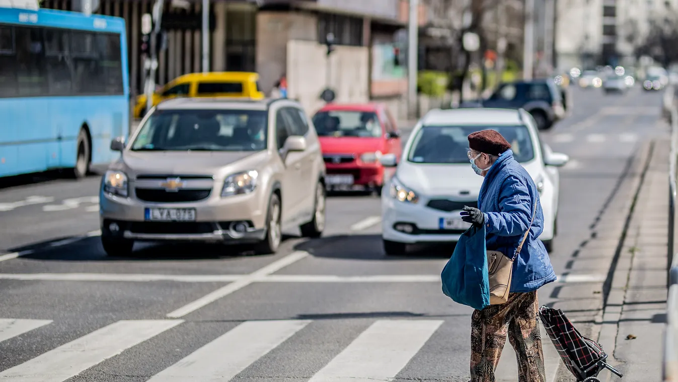 Koronavírus, vírus, Budapest, nyugdíjas, idős emberek, bevásárlás, vásárlás, maszk, arcmaszk, védőmaszk, szájmaszk, védőfelszerelés 