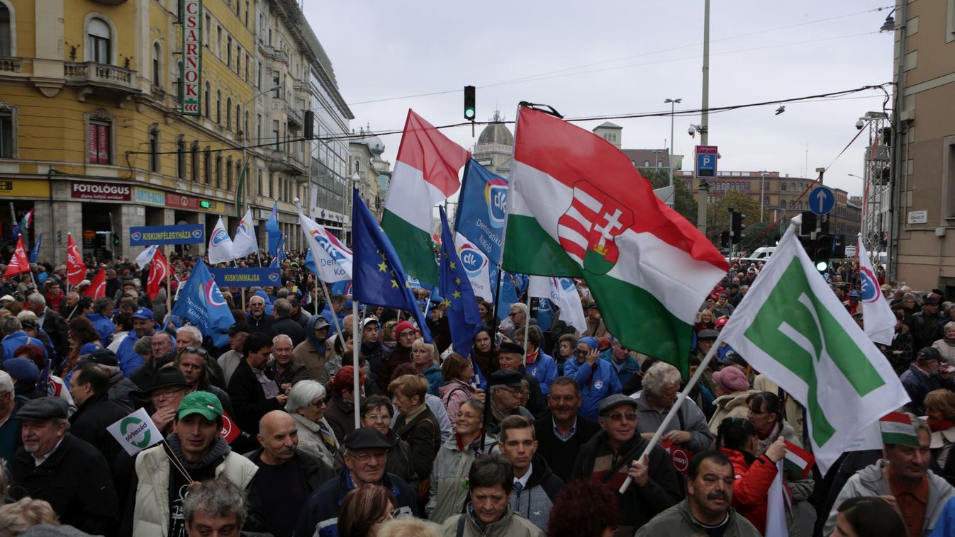 Baloldali ellenzéki tüntetés Blaha Lujza tér DK Demokratikus Koalíció Gyurcsány Ferenc MSZP  Magyar Szocialista Párt október 23. 