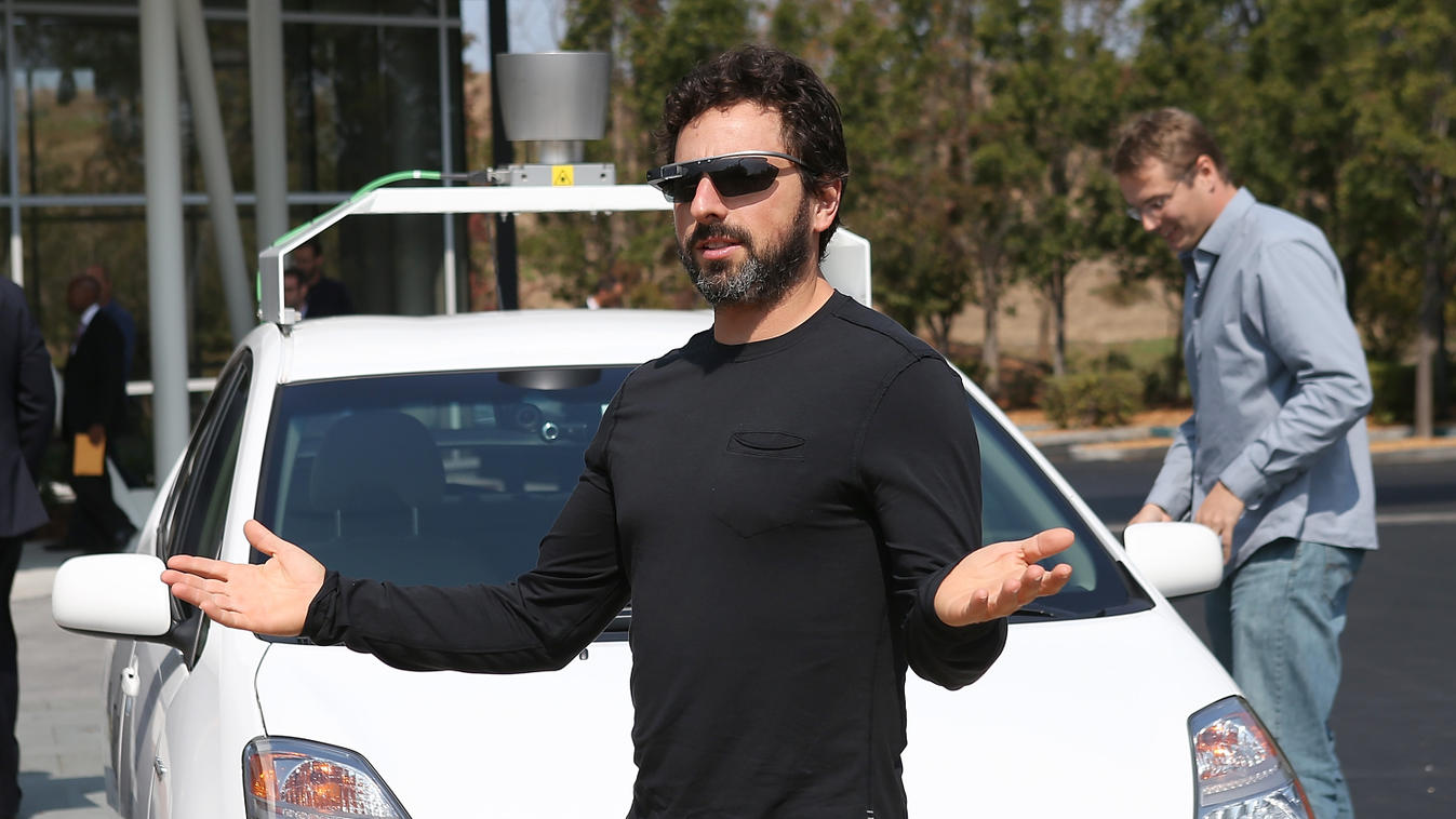 Sergey Brin, a Google társalapítója egy automatizált Toyota Prius előtt 