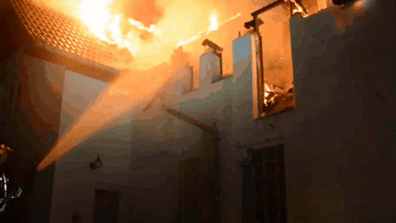 Ikerház tetőszerkezete égett Zuglóban 